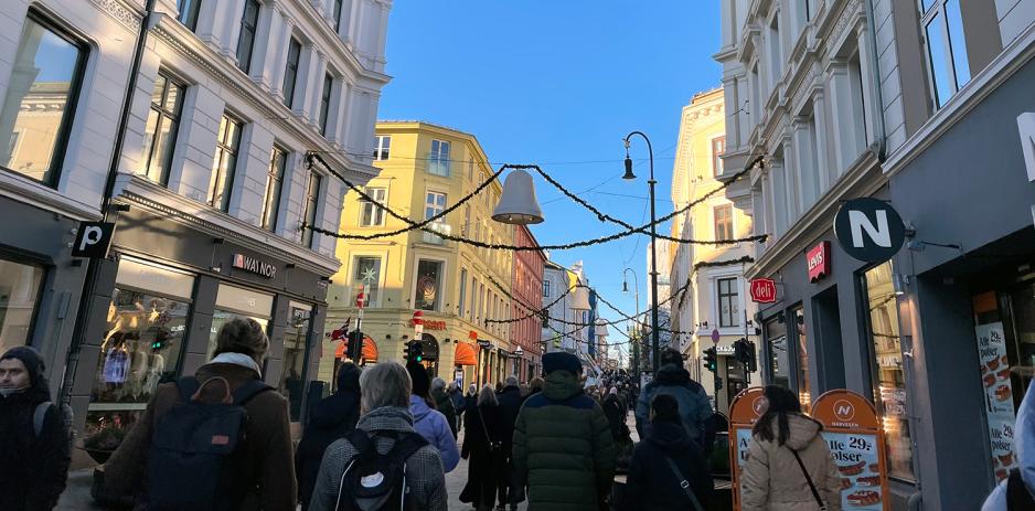 Mange mennesker p&aring; Karl Johans gate i Oslo