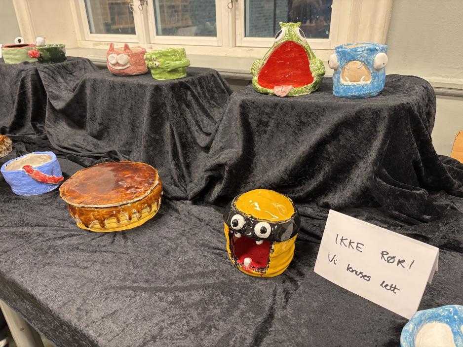 Keramikk laget av &Oslash;stensj&oslash; skole