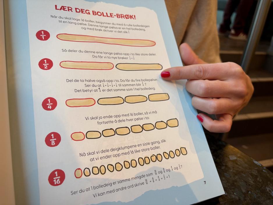 En bokside med oppskriften til en bolledeig vises frem.