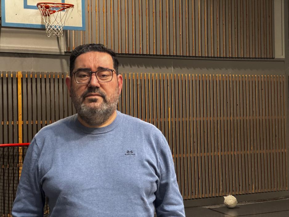 Klubbleder st&aring;r inne p&aring; basketballbanen til BUSH