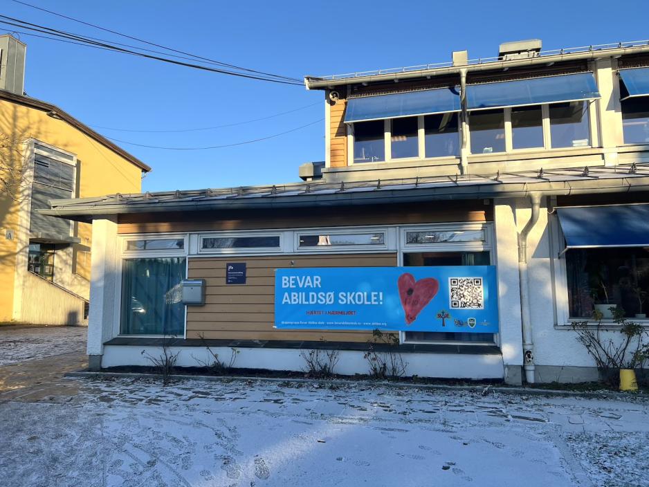 Abilds&oslash; skole med aksjonsgruppe plakat