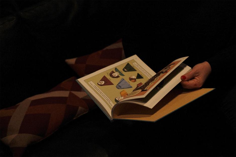 Anette leser bok