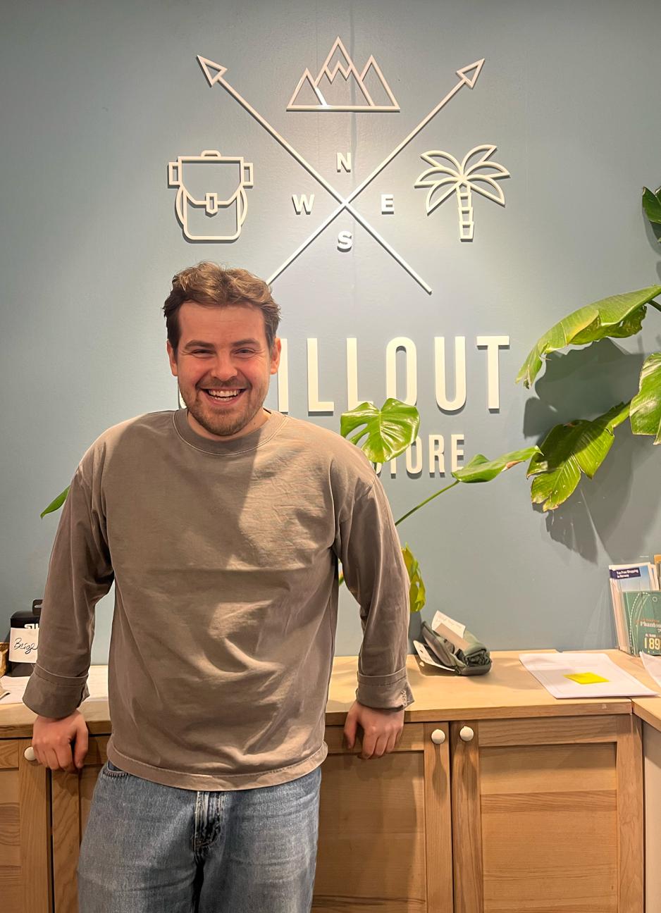 Et bilde av Brage Sch&ouml;ffel bak kassa p&aring; butikken Chillout.