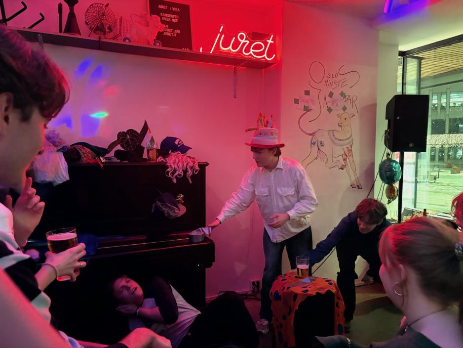 Henrik Rinde Sunde i improlek p&aring; scenen.