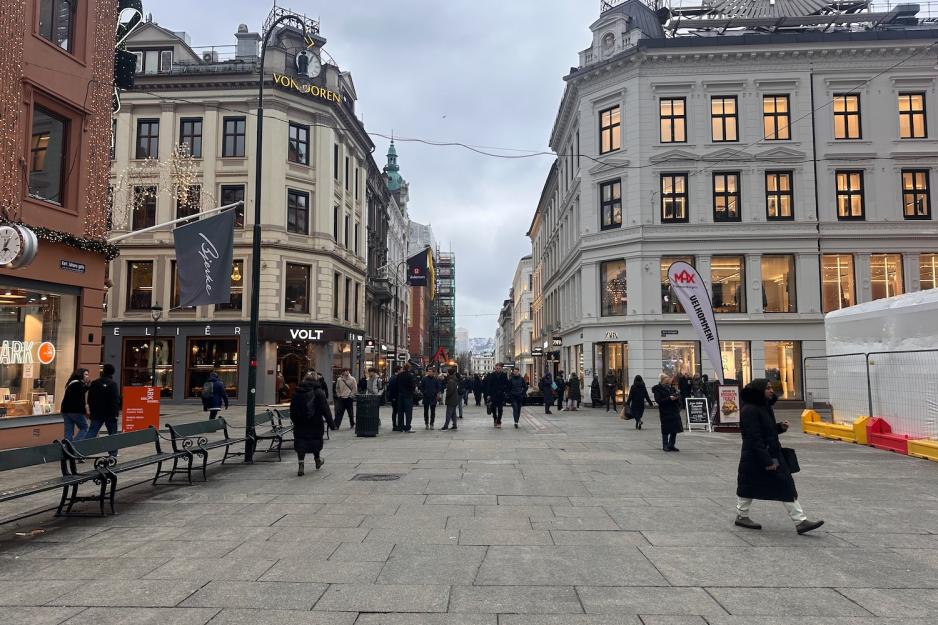 Karl Johans gate fylt av mennesker