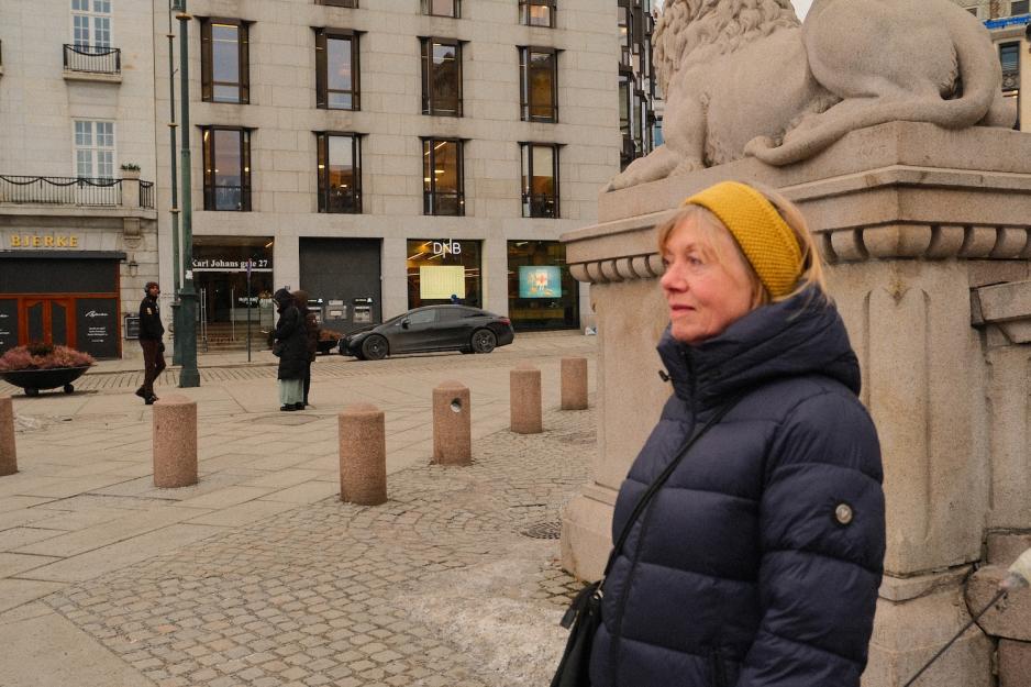 Dame i sideprofil foran stortinget.