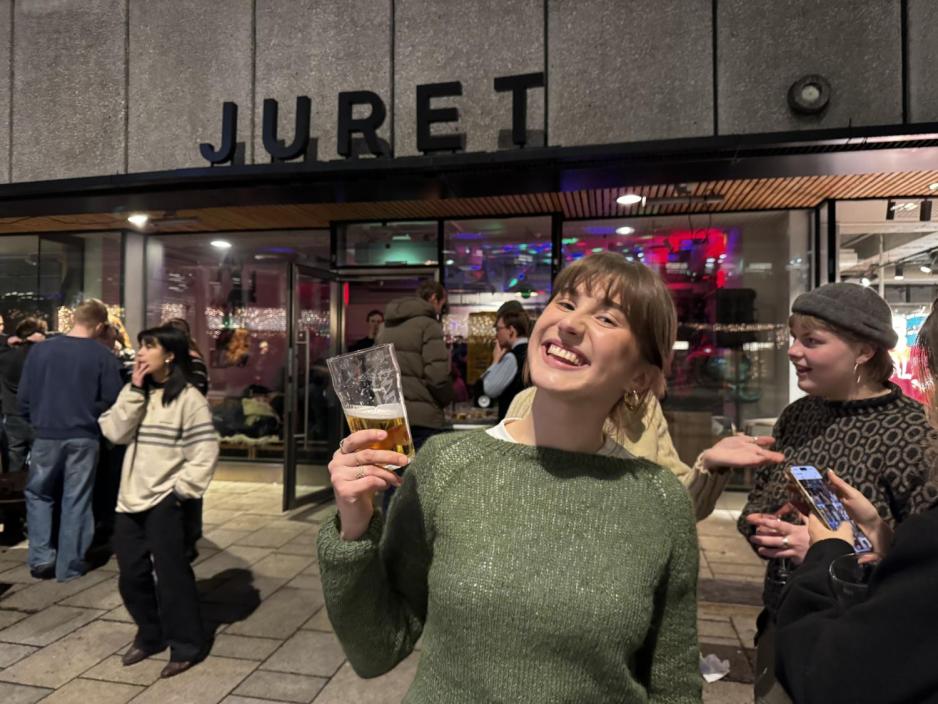 Ung jente med &oslash;l foran juret baren i Oslo