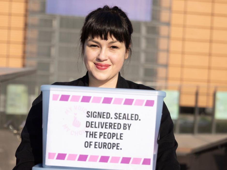 Nika Kovač fotografert med signaturer i en boks