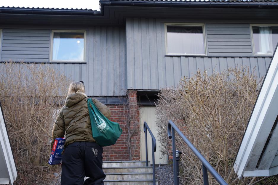 Anne g&aring;r hjem 