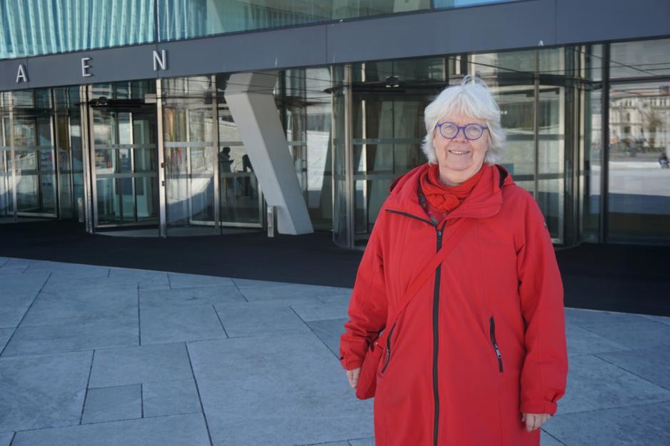 Dame foran operaen