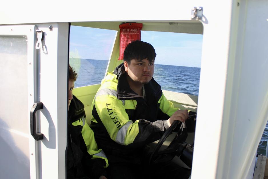 Emiliano kj&oslash;rer p&aring; havet