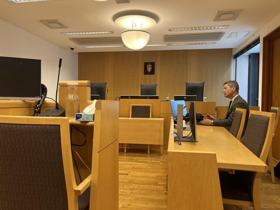 En mann snakker inne i en rettssal i Oslo tingrett