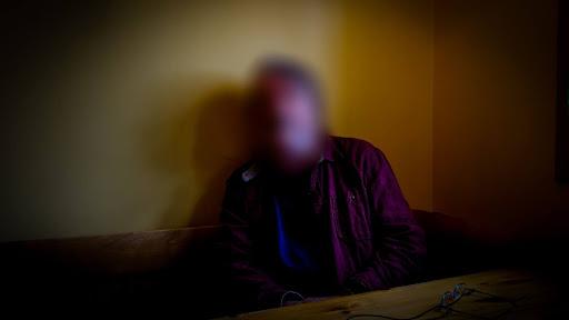 Sensurert bilde av mann i sofa