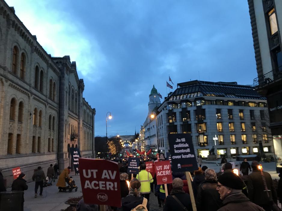 Fakkeltoget n&aelig;rmer seg Stortinget.