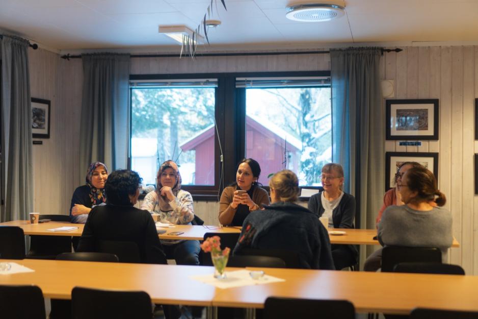 Damenen samles p&aring; strikkeklubb p&aring; Holmlia Frivillighetssentral