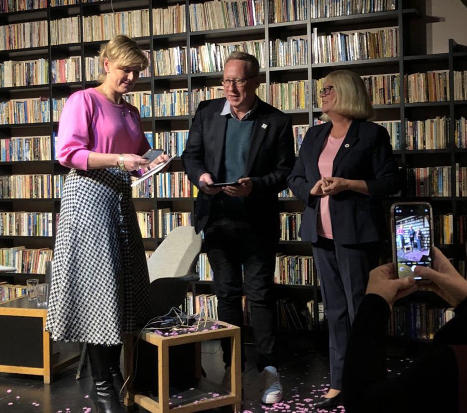 Tre stykker p&aring; scenen p&aring; litteraturhuset i sammenheng med NKS sin podkastlansering. 
