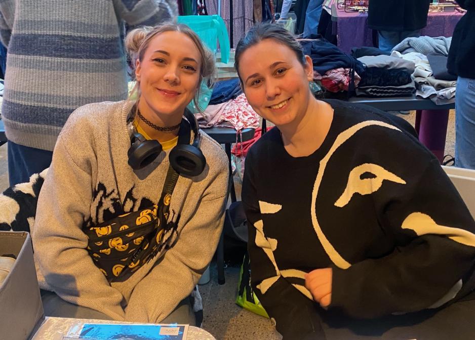 Bildet viser Emma Sofie Giske og Nina &Oslash;ine som smiler til kameraet. 