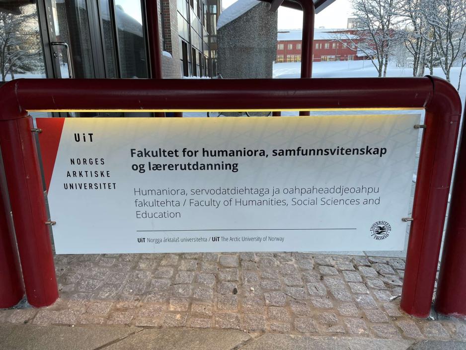 Skilt p&aring; Universitetet i Troms&oslash;, med skrift p&aring; samisk, norsk og engelsk.