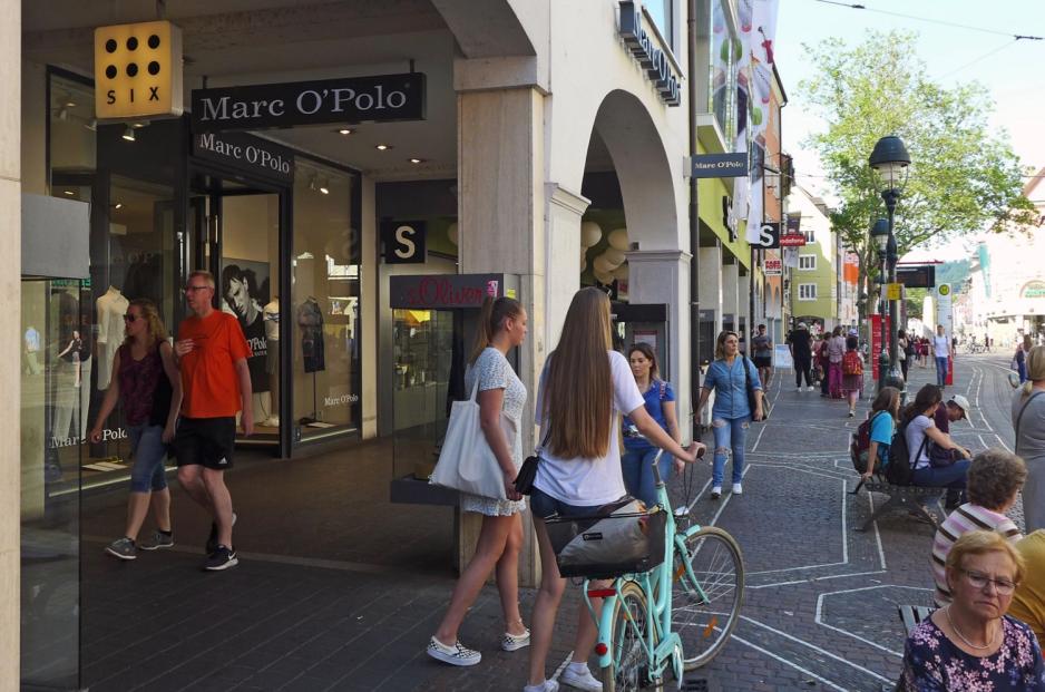 To unge jenter g&aring;r ut i handlegaten utenfor en av den svenske fashionbutikken Marc O'Polos filialer.