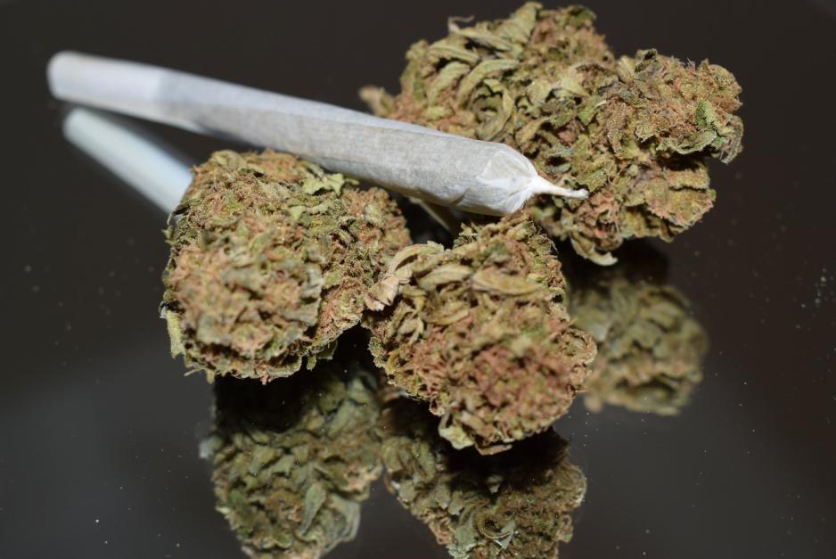 Bildet viser cannabis og en r&oslash;yk