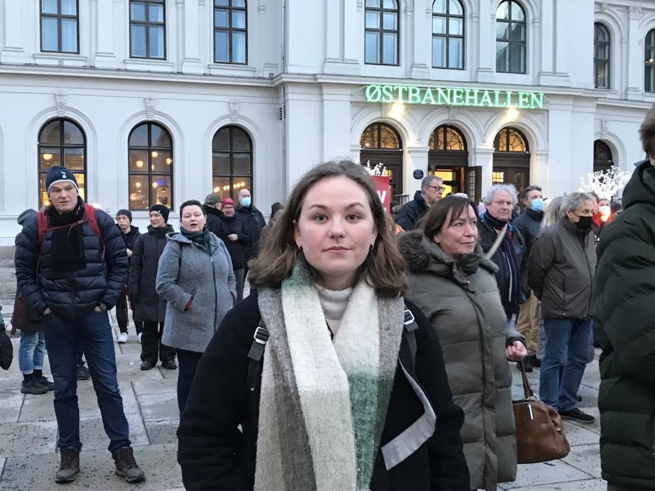 Elise &Aring;snes st&aring;r utenfor &Oslash;stbanehallen.