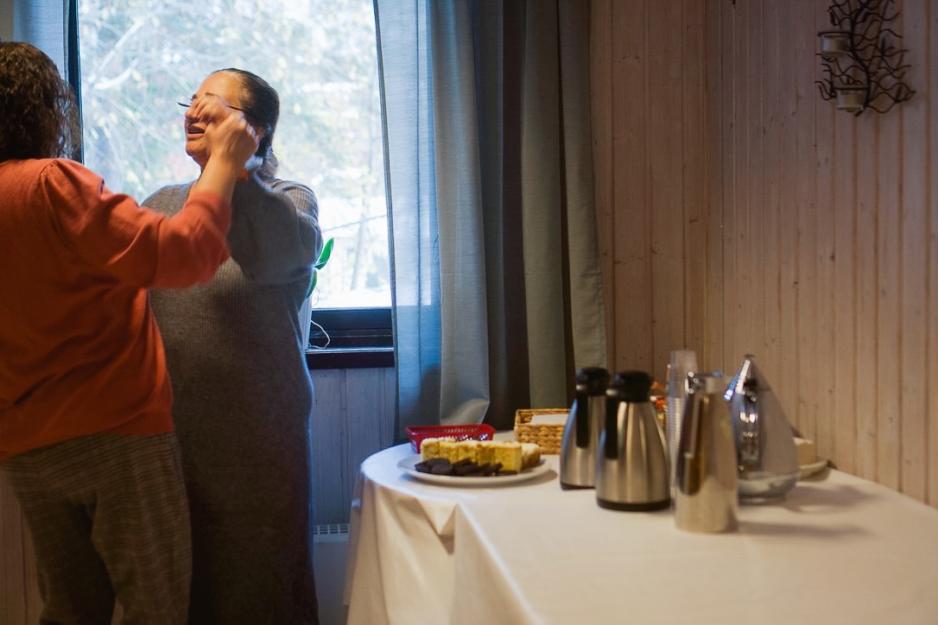 Damer som danser p&aring; strikkeklubben p&aring; Holmlia Frivillighetssentral