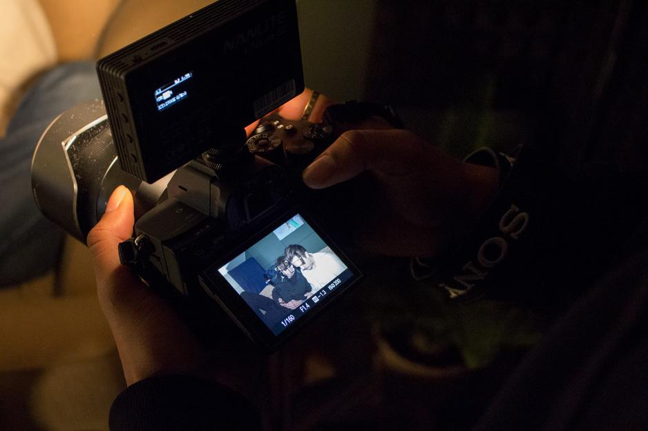 Fotograf gj&oslash;r jobben sin og fotograferer artist