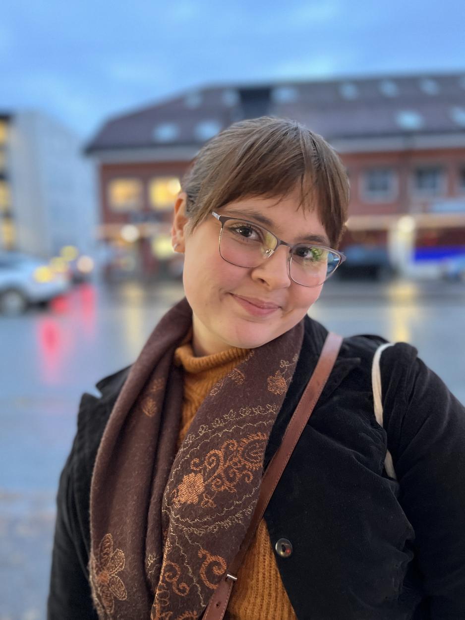 Andrea Lynn S&aelig;le utenfor &Aring;pent Bakeri