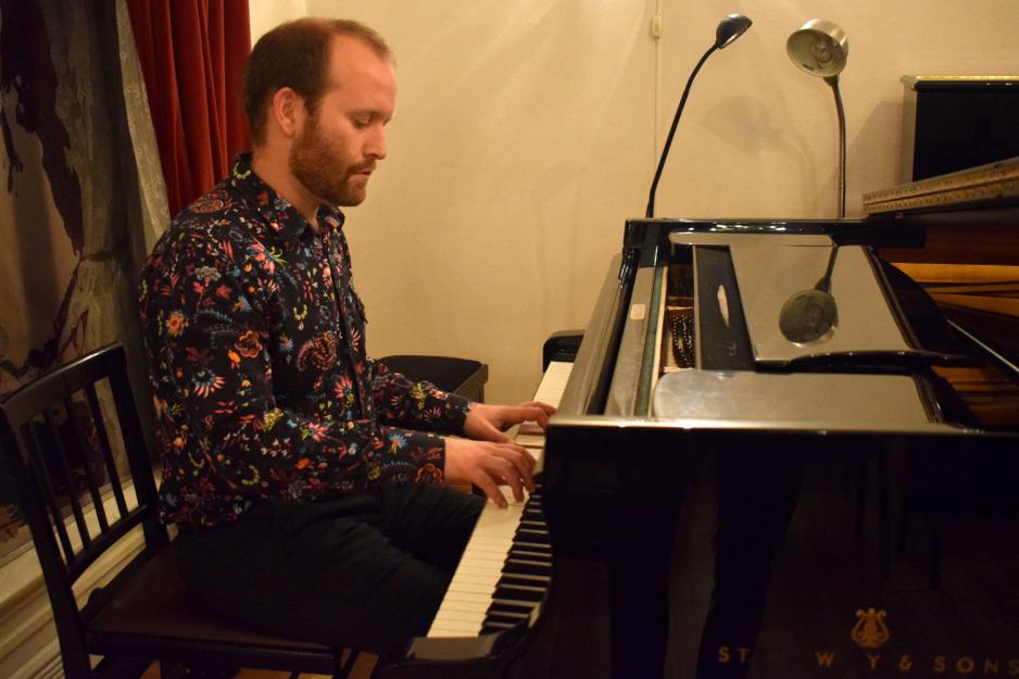 andreas l&oslash;ken taklo spiller piano