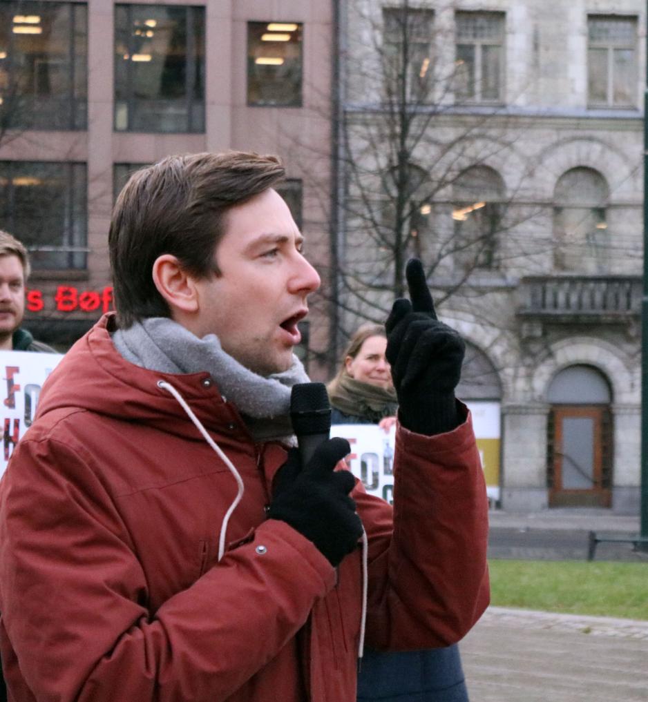 Andreas Unneland fra SV holder en tale for de unge som m&oslash;tte opp