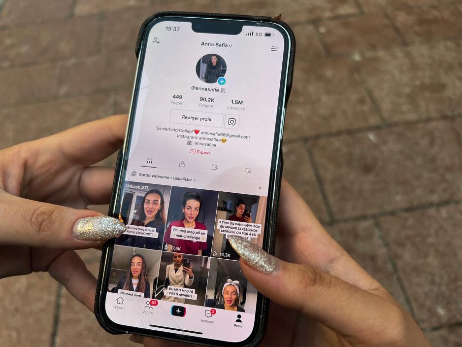  Anna Safia Moholdt viser frem sitt store f&oslash;lgertall p&aring; appen Tiktok