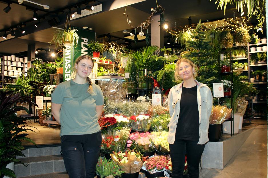 ansatte p&aring; plantasjen viser frem 