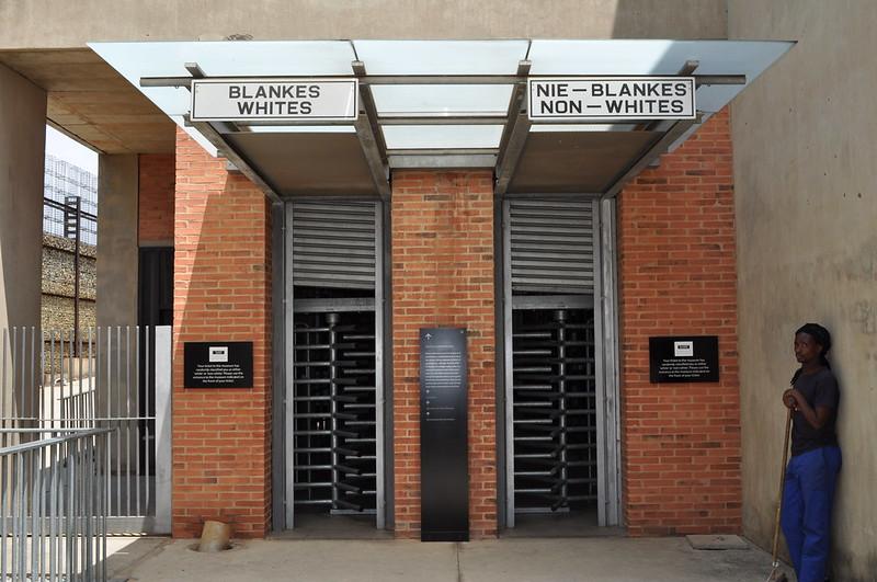 Skilt p&aring; apartheidmuseum