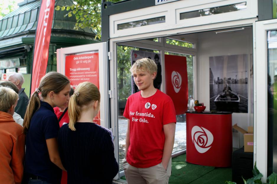 Valgkandidat for Arbeiderpartiet, Kasper Syvertsen, deler ut brosjyrer til forbig&aring;ende.