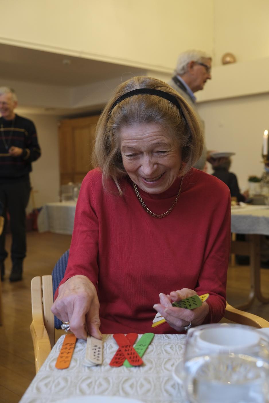 Astri Vilberg smiler imens hun ser p&aring; &aring;rene sine 