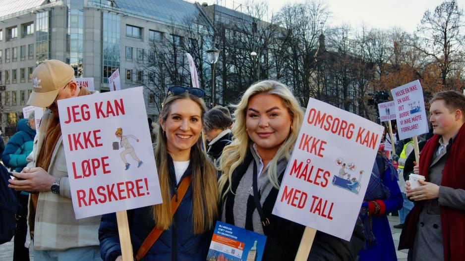 Ida Ger&oslash; og Aurora Hoff med skilt under helsebr&oslash;let demonstrasjon foran Stortinget 