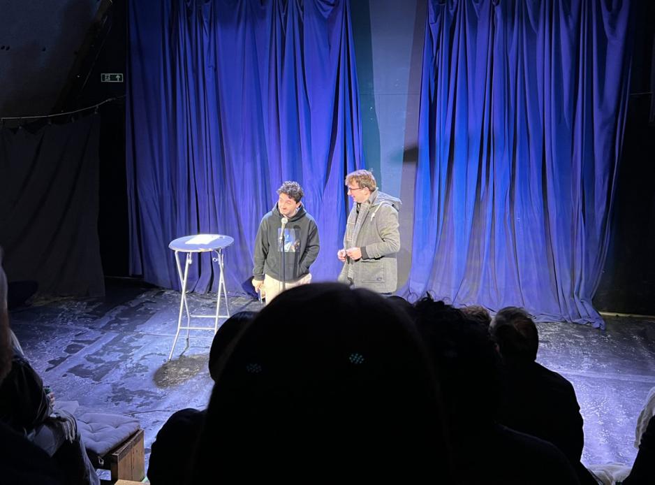 Publikum p&aring; scenen med bl&aring; bakgrunn