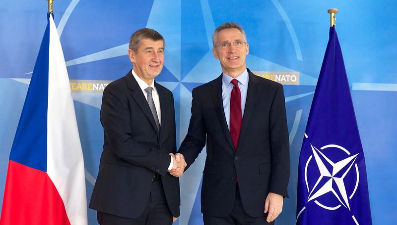 Tidligere tsjekkisk statsminister Andrej Babi&scaron; st&aring;r til venstre og tar Jens Stoltenberg i h&aring;nda