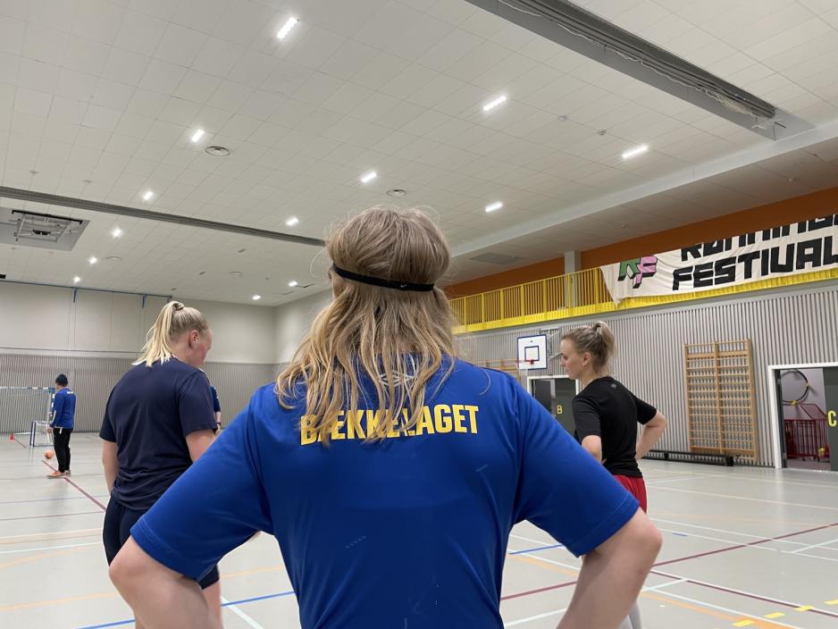 Futsal-jentene trente i gymsalen til R&oslash;nningen Folkeh&oslash;gskole l&oslash;rdag formiddag