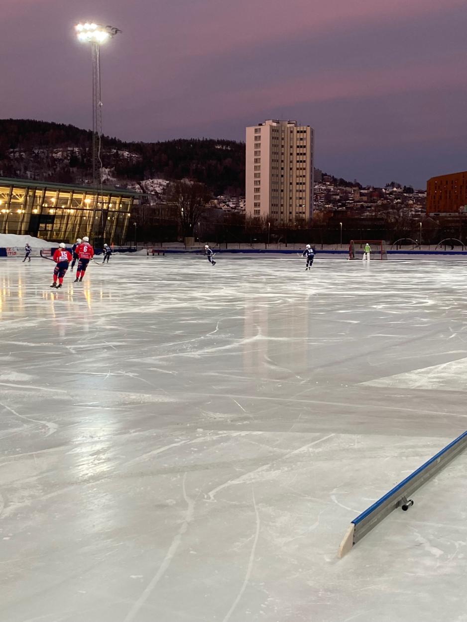 Konnerud og Str&oslash;msgodset spiller bandy mo hverandre