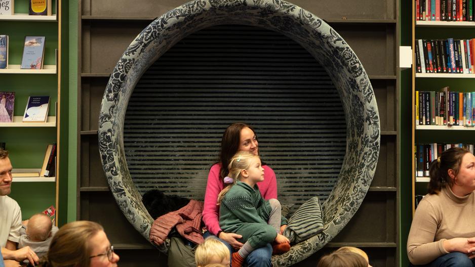 En Mor og barnet sitt er i Deichman Bjerke og ser p&aring; fortellingsirkus