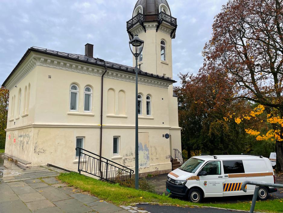 Bil foran T&aring;rnhuset