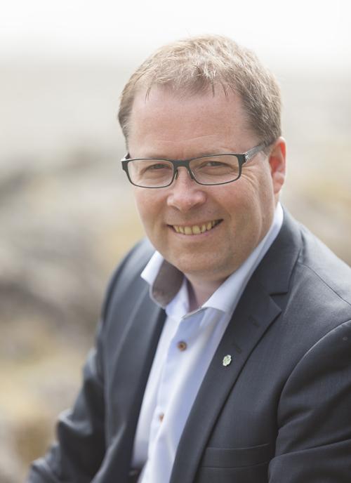 Bj&oslash;rn Arild Gram er ute i dressjakke.