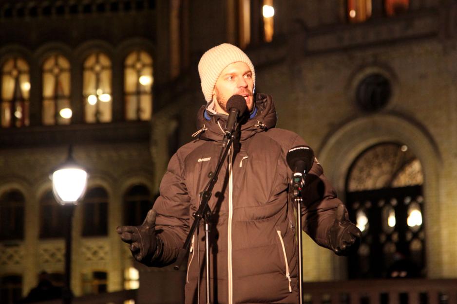 Bj&oslash;rnar Moxnes holder appell foran Stortinget. 