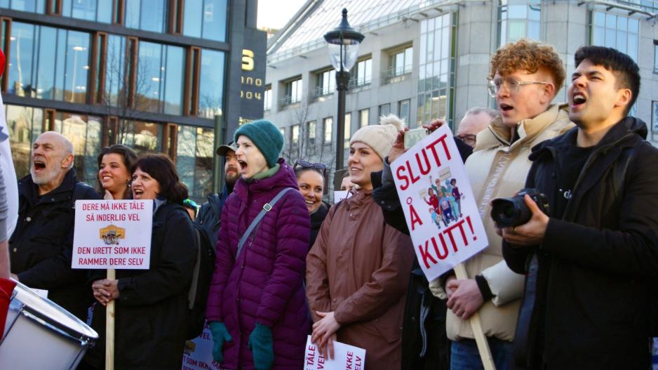 mange demonstranter br&oslash;ler under helsebr&oslash;let foran stortinget