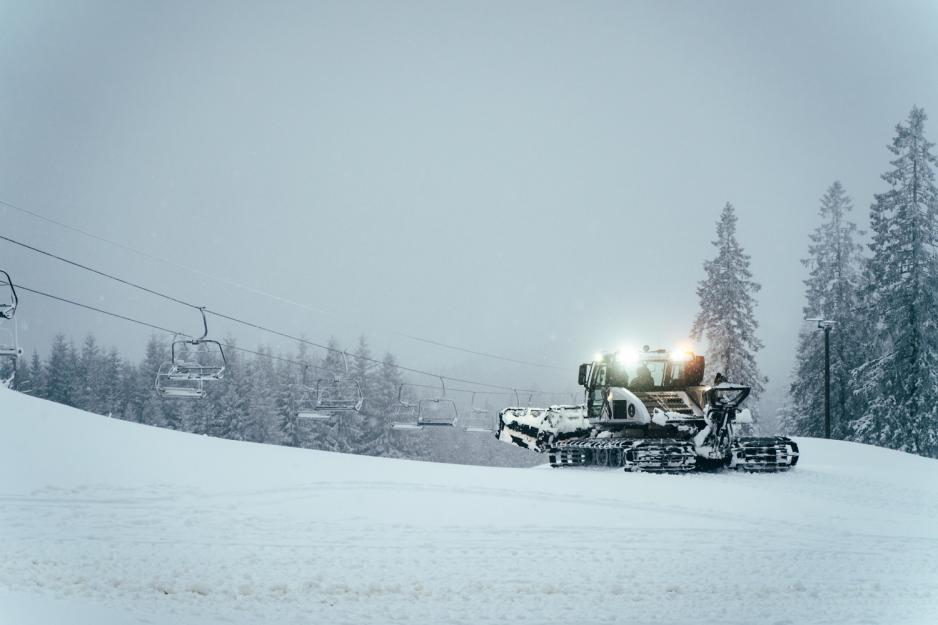 Br&oslash;ytemaskin som klargj&oslash;r skianlegg