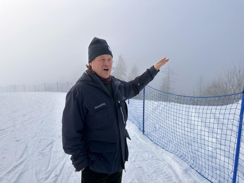 Mann p&aring; skianlegg