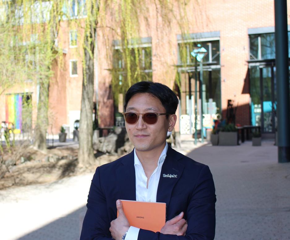 Danby Choi p&aring; OsloMet med bok i h&aring;nda