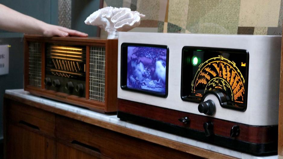 To gamle radioer. Den ene har en liten skjerm p&aring; seg.
