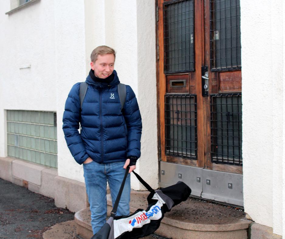 David Fjeldsk&aring;r foran &Oslash;stre Frikirke